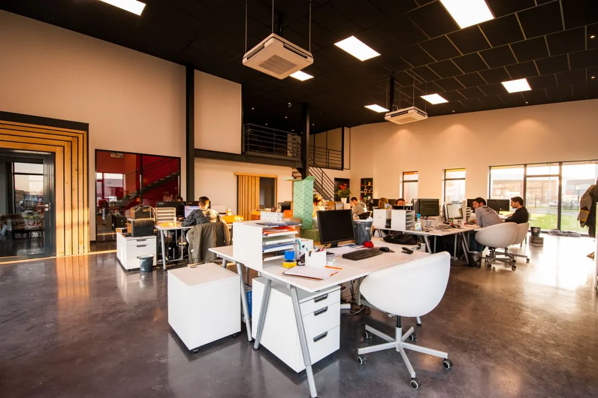 Open space tertiaire entretenu par Anegnet Services à Nice, sols durs et postes de travail dégagés