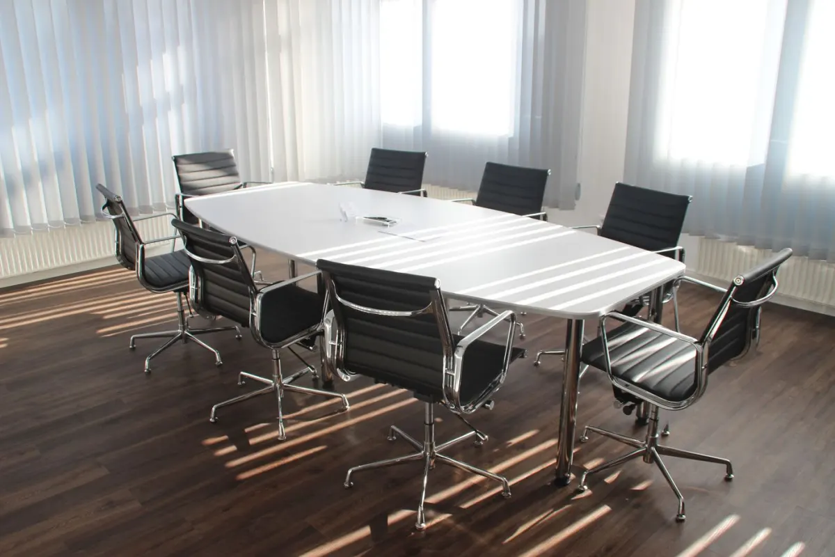 Salle de réunion professionnelle nettoyée à Nice dans les Alpes-Maritimes par Anegnet Services