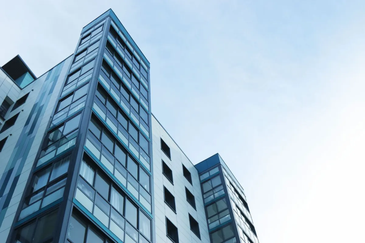 Entrée d’immeuble niçois, prestation de nettoyage copropriété Anegnet Services