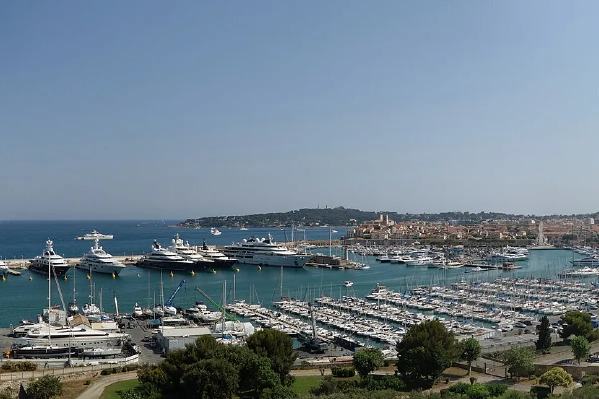 Port Vauban à Antibes vu du Fort Carré, secteur d’intervention de l’entreprise de nettoyage Anegnet Services