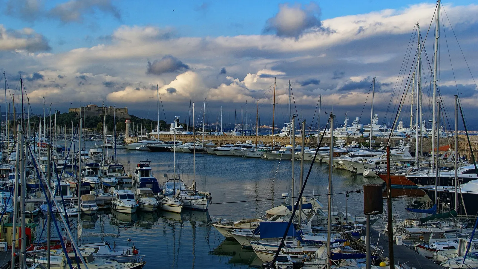 Port Vauban et Fort Carré à Antibes, zone d’intervention Anegnet Services pour le nettoyage professionnel
