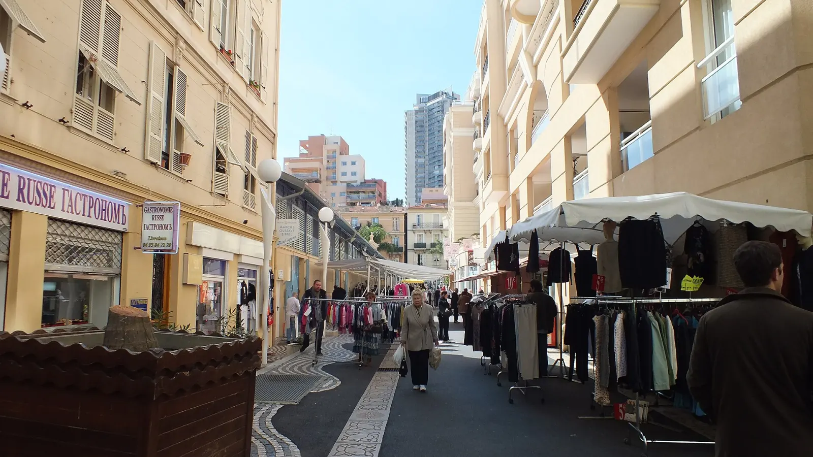 Place du marché à Beausoleil, zone d’intervention Anegnet Services pour le nettoyage professionnel