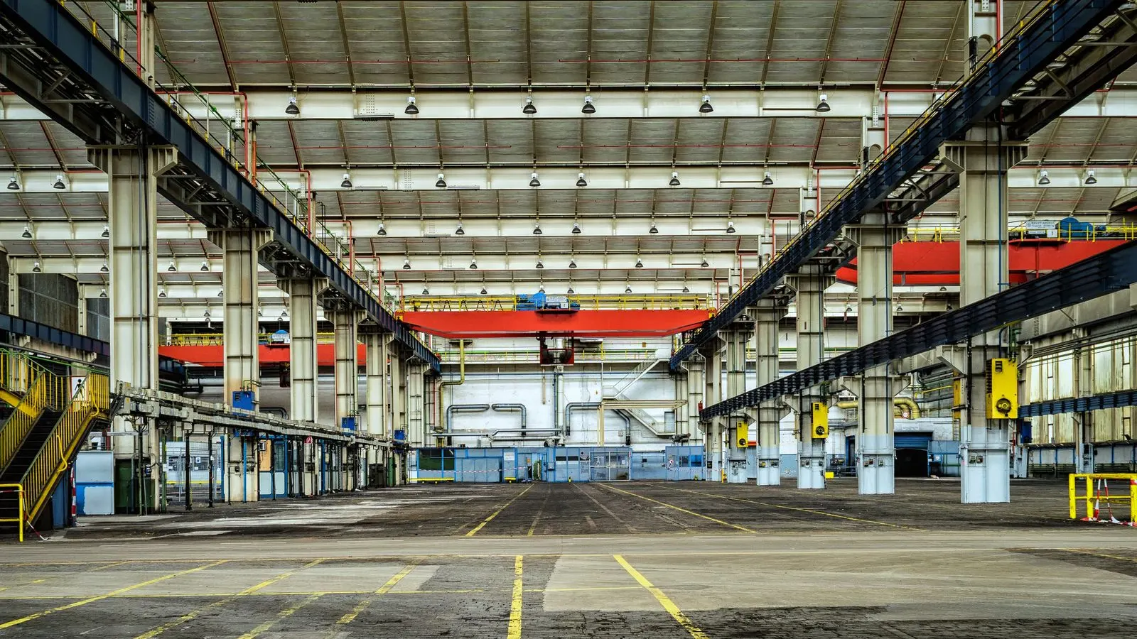 Zone industrielle de Carros dans la plaine du Var, ateliers et entrepôts entretenus par Anegnet Services