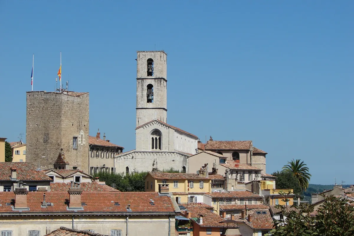 Cathédrale et donjon de Grasse, zone d’intervention Anegnet Services pour le nettoyage professionnel