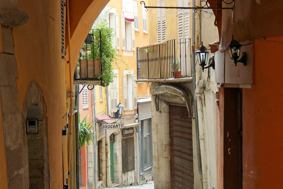 Ruelle de la vieille ville de Grasse, secteur d’intervention de l’entreprise de nettoyage Anegnet Services