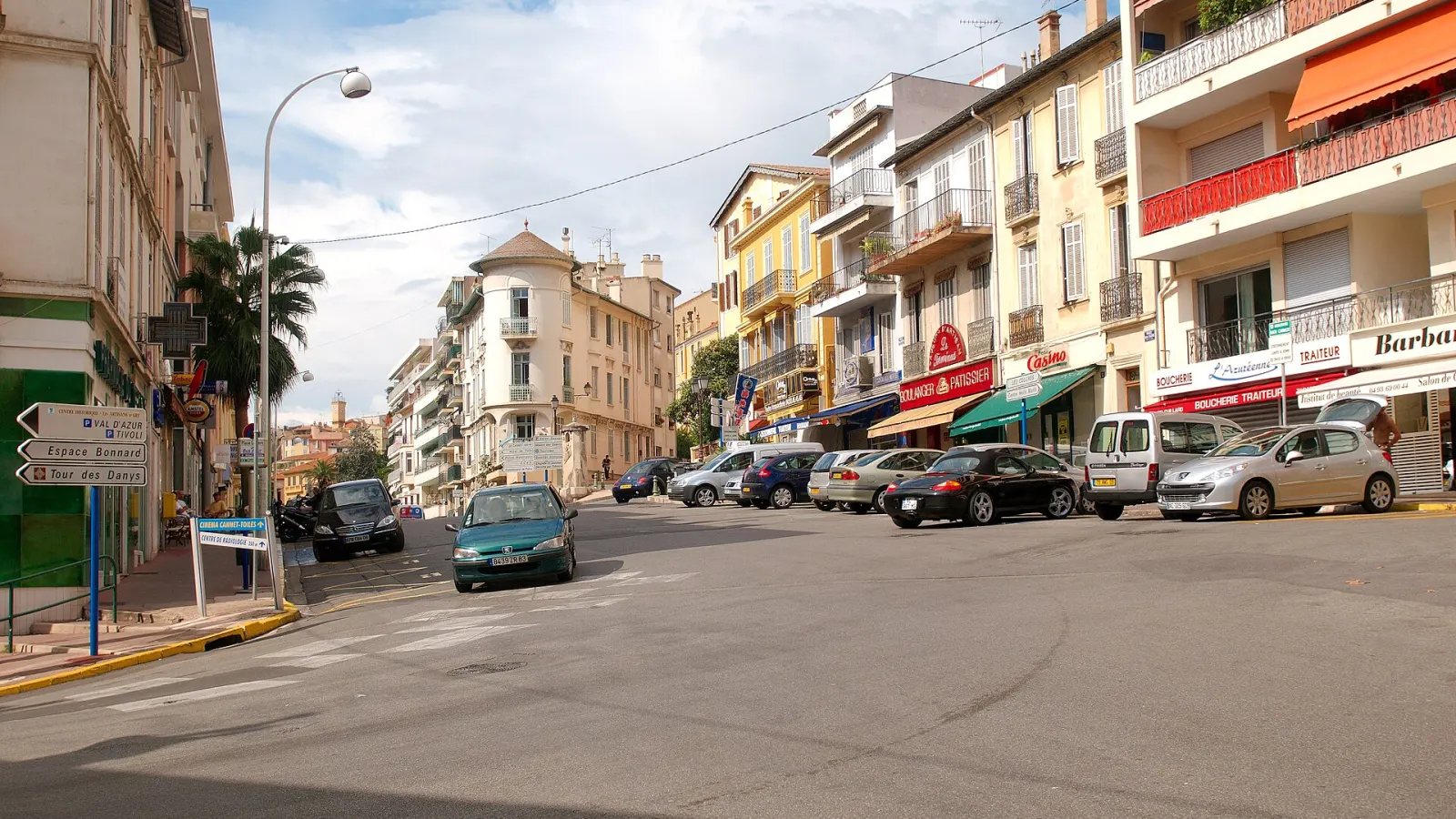 Place du Général Leclerc au Cannet, zone d’intervention Anegnet Services pour le nettoyage professionnel