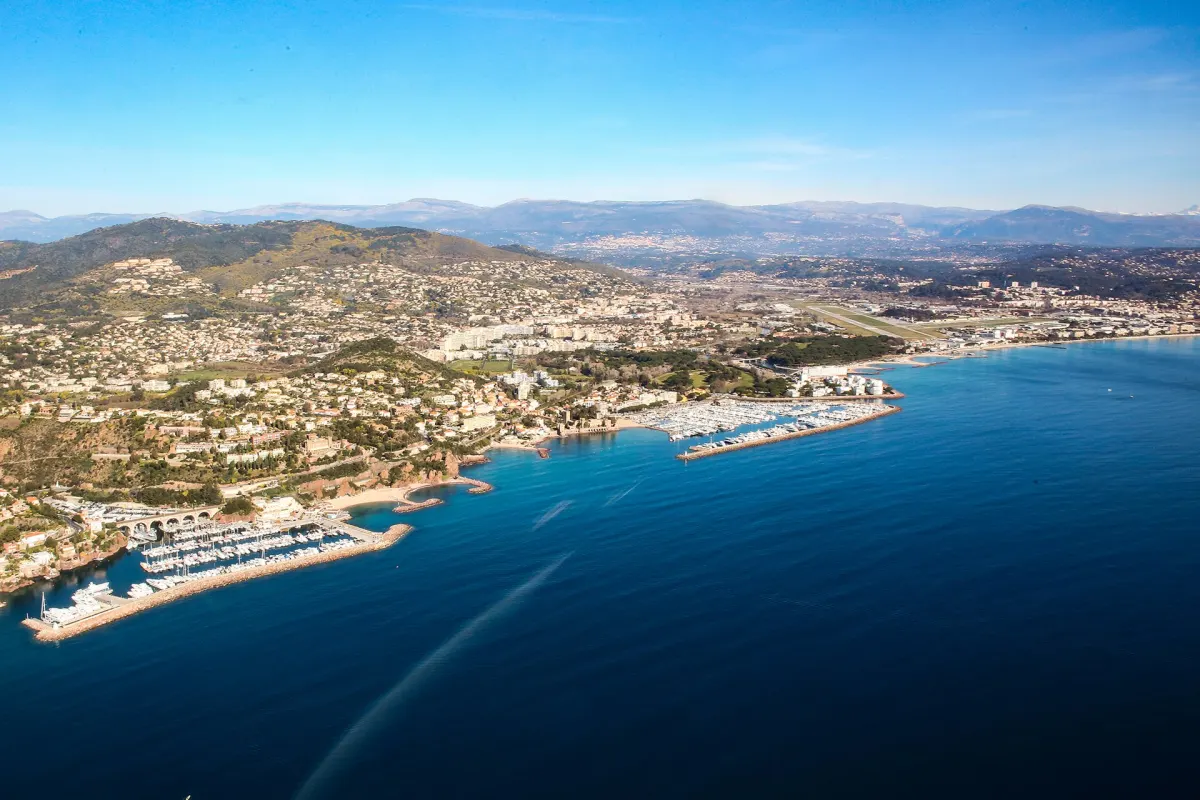Vue aérienne de Mandelieu-la-Napoule, ports et château, secteur d’intervention Anegnet Services