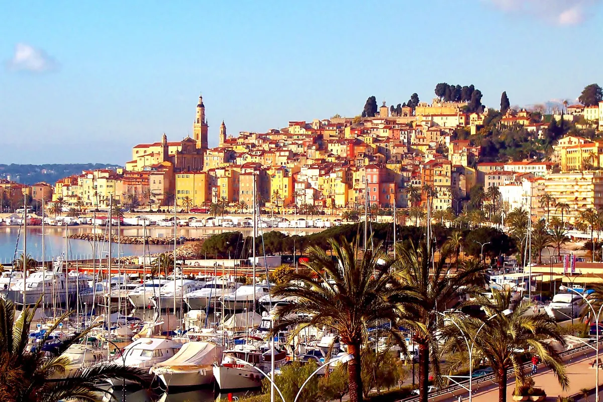 Façades colorées de la vieille ville de Menton, secteur d’intervention de l’entreprise de nettoyage Anegnet Services