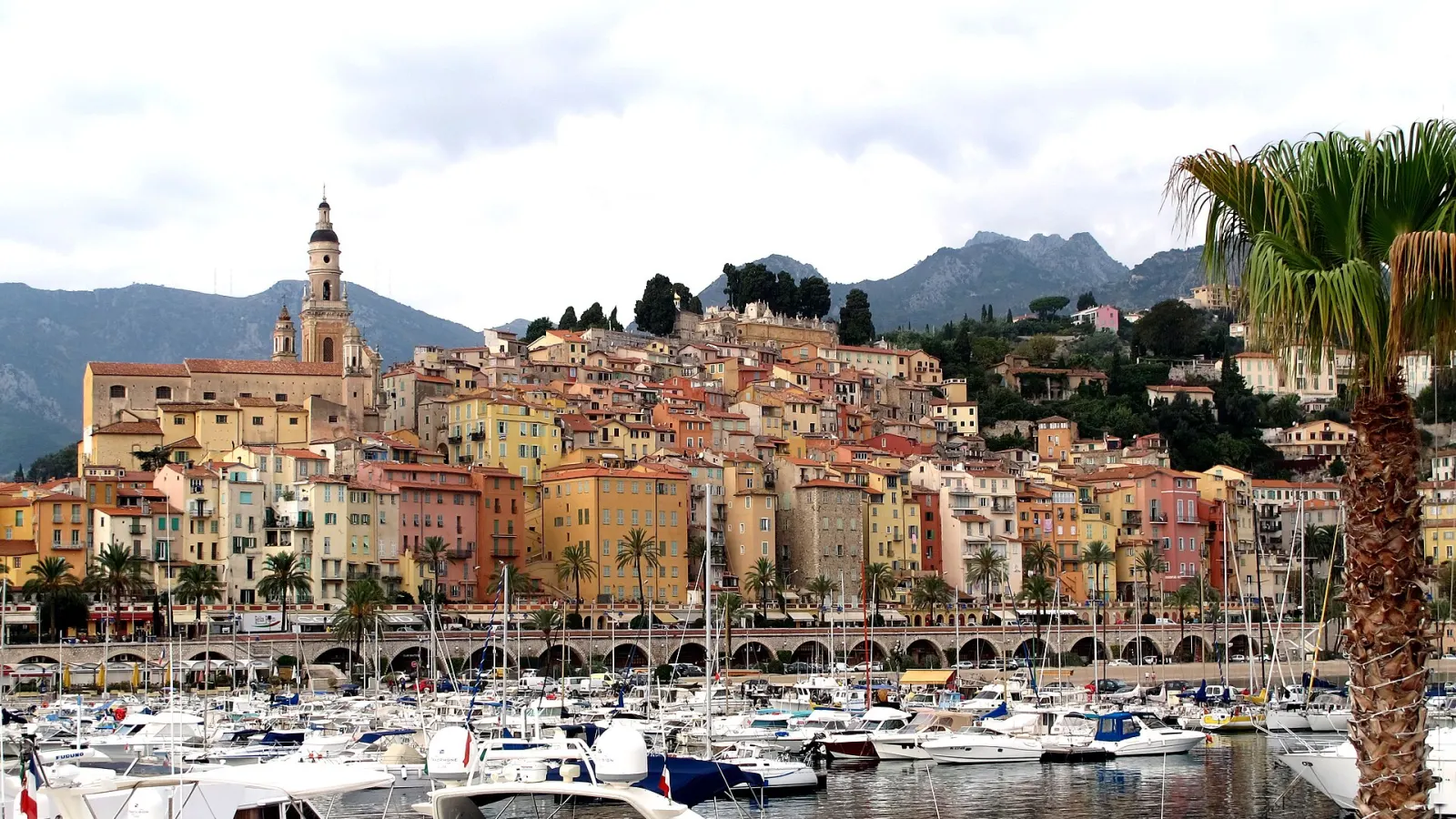 Vieille ville et port de Menton, zone d’intervention Anegnet Services pour le nettoyage professionnel