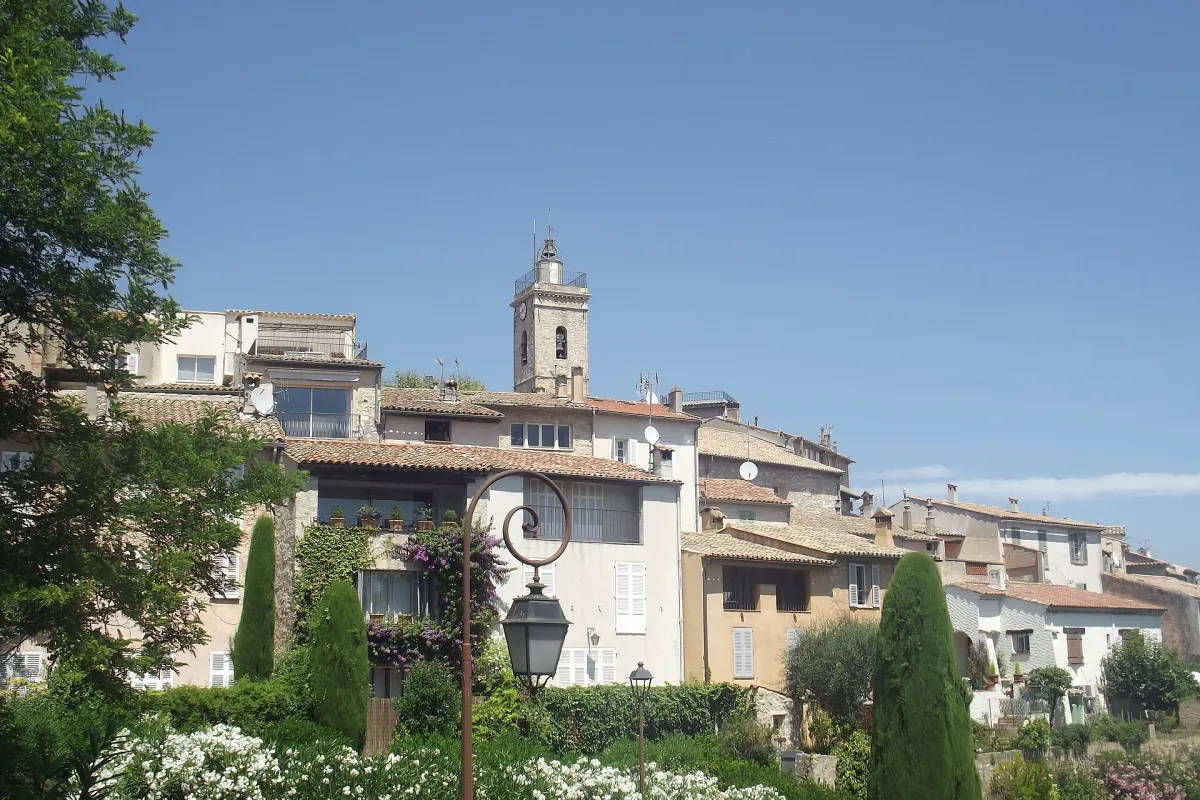 Vieux village de Mougins dans les Alpes-Maritimes, secteur d’intervention de l’entreprise de nettoyage Anegnet Services