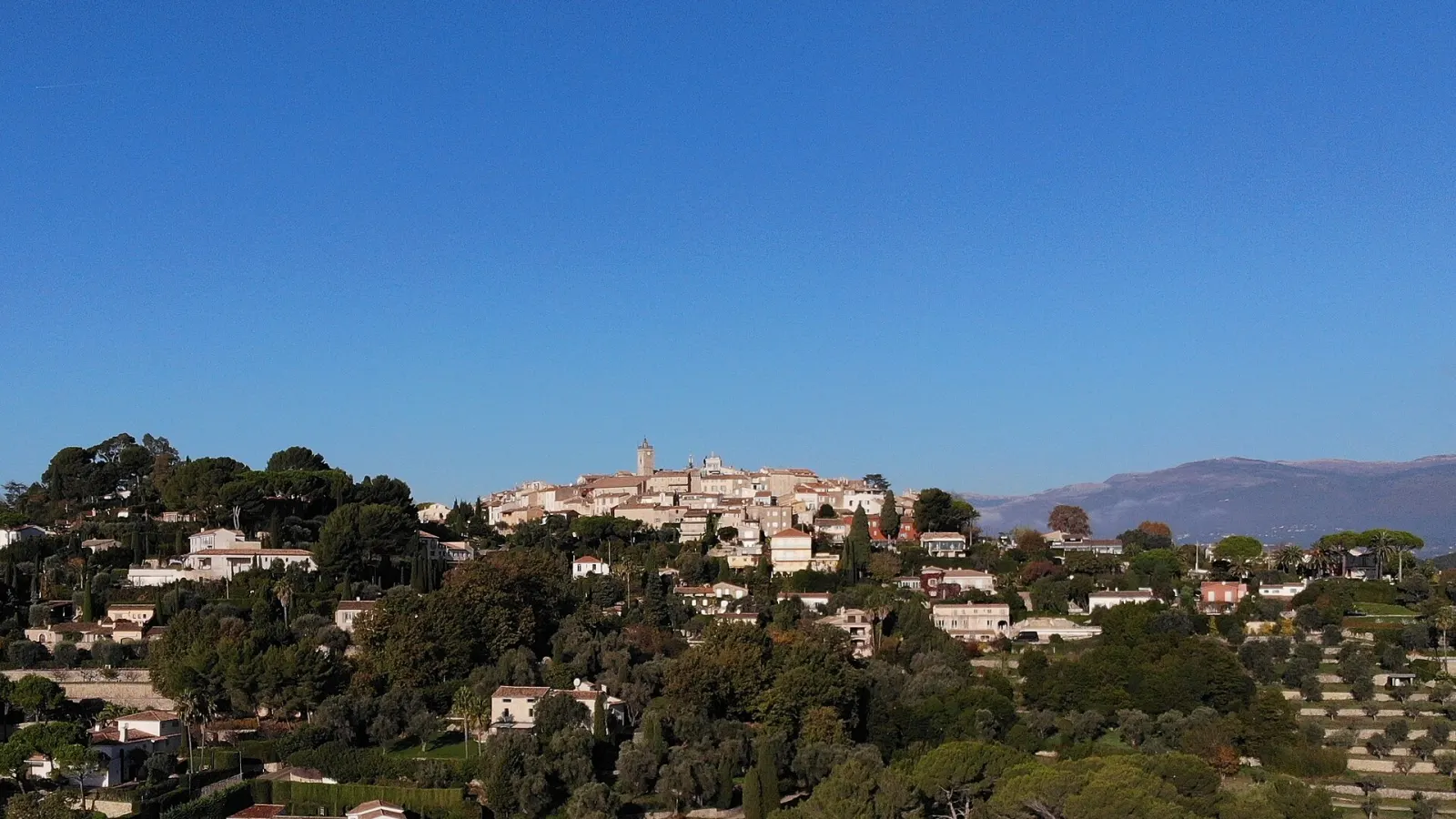 Village de Mougins vu des collines, zone d’intervention Anegnet Services pour le nettoyage professionnel