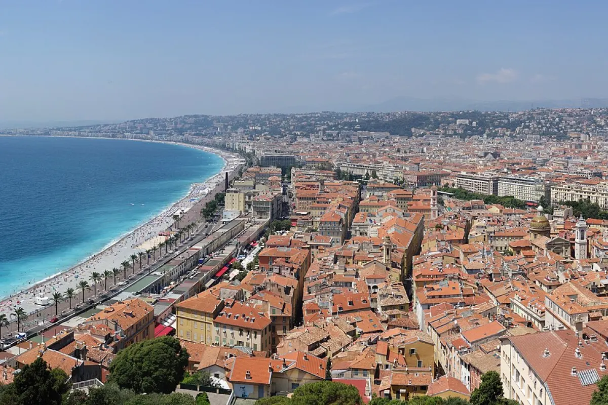 Vue de Nice depuis la colline du Château, secteur couvert par la société de nettoyage Anegnet Services