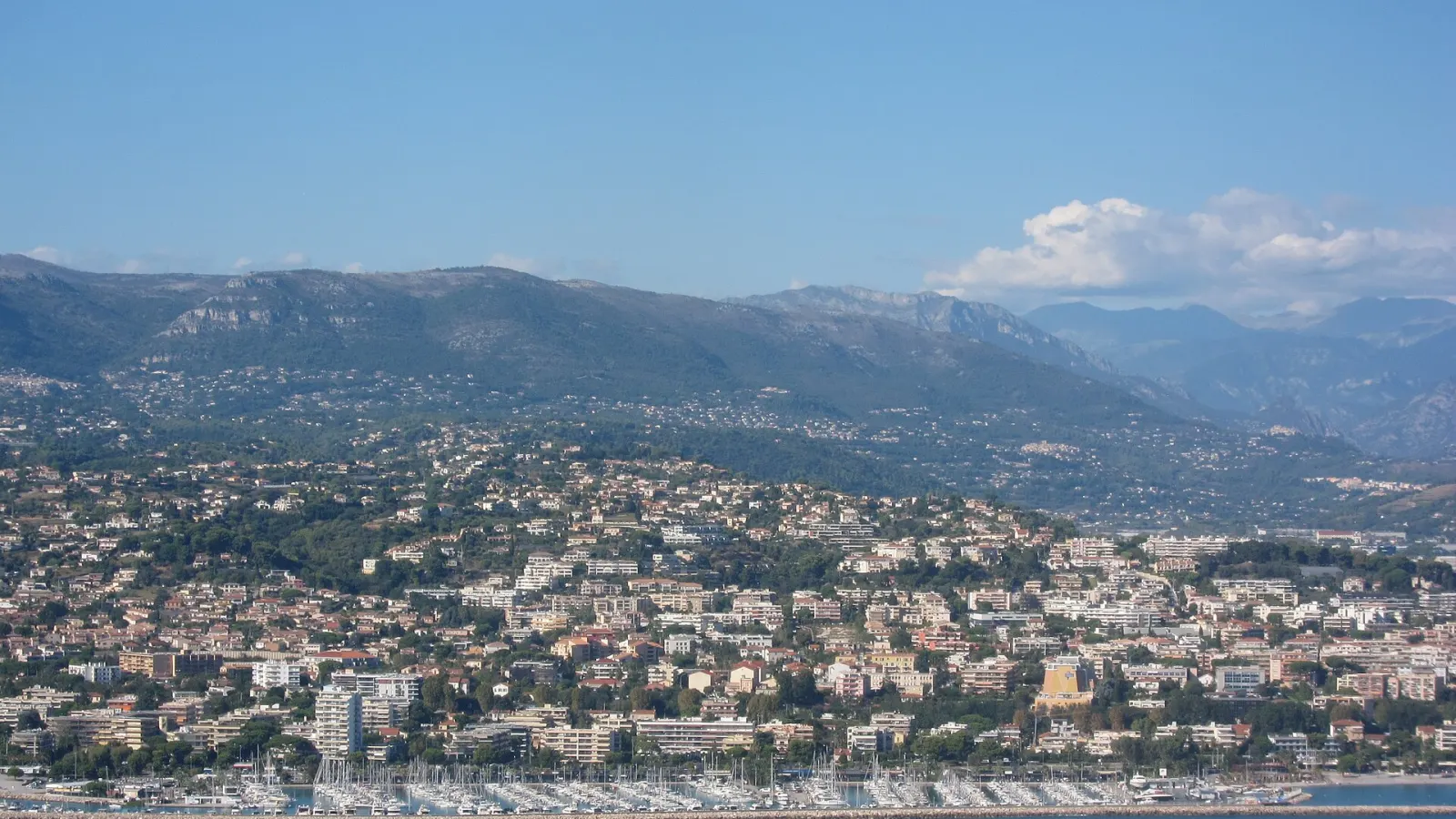 Vue aérienne de Saint-Laurent-du-Var, zone d’intervention Anegnet Services pour le nettoyage professionnel