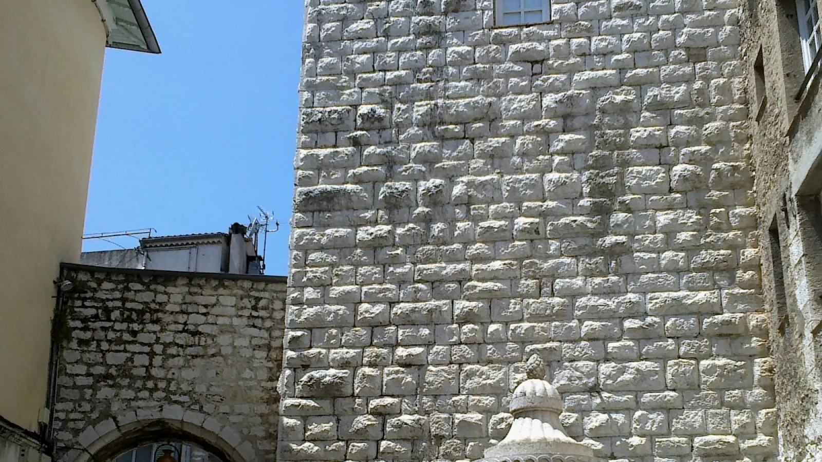 Place et fontaine du Peyra à Vence, zone d’intervention Anegnet Services pour le nettoyage professionnel